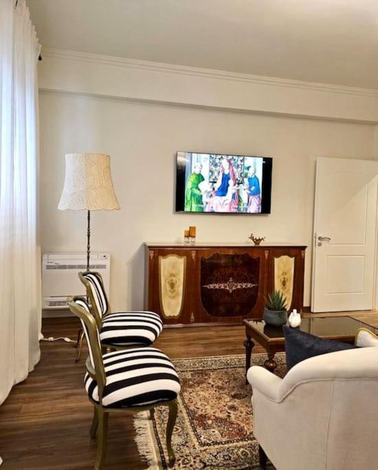 Novi'S Luxury Apartment 2 Gjirokastër Екстериор снимка